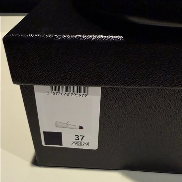 BRAND NEW CHANEL Black Patent Leather Mary Jane Flats - Picture 8 of 8